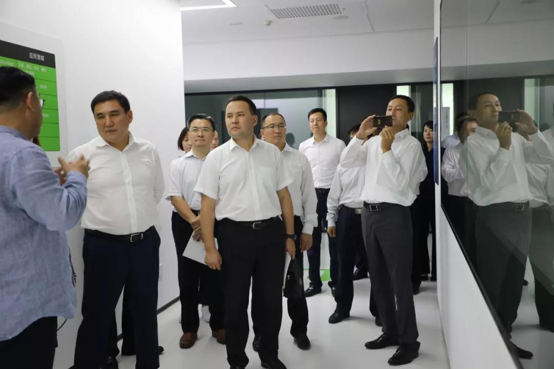 1571282382815072.jpg 參觀研發(fā)中心微生物基礎(chǔ)研究.jpg