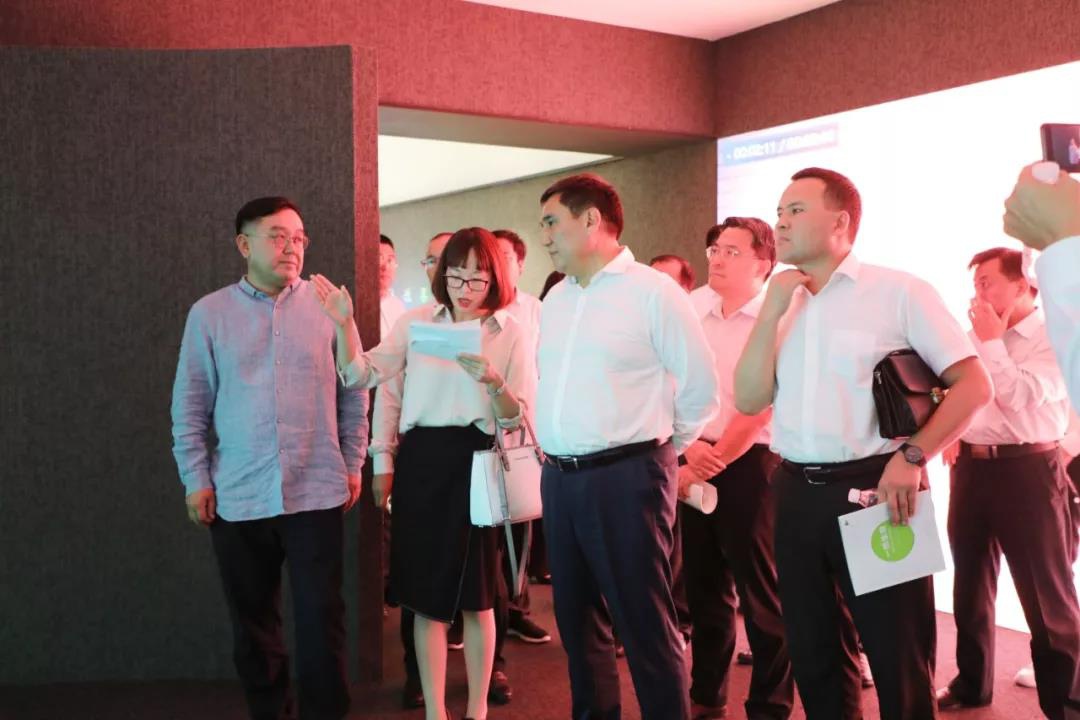 1571282507179572.jpg 為代表團介紹微生物大農(nóng)業(yè)方向.jpg