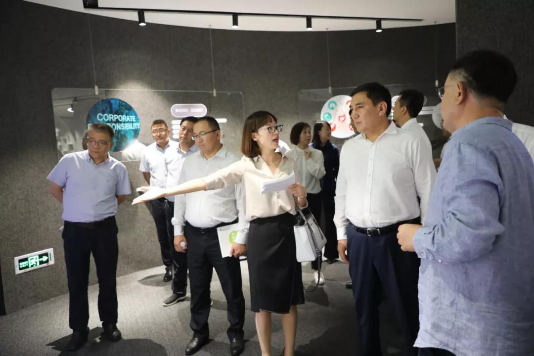 1571282533984165.jpg 為代表團介紹一然的菌株采集.jpg